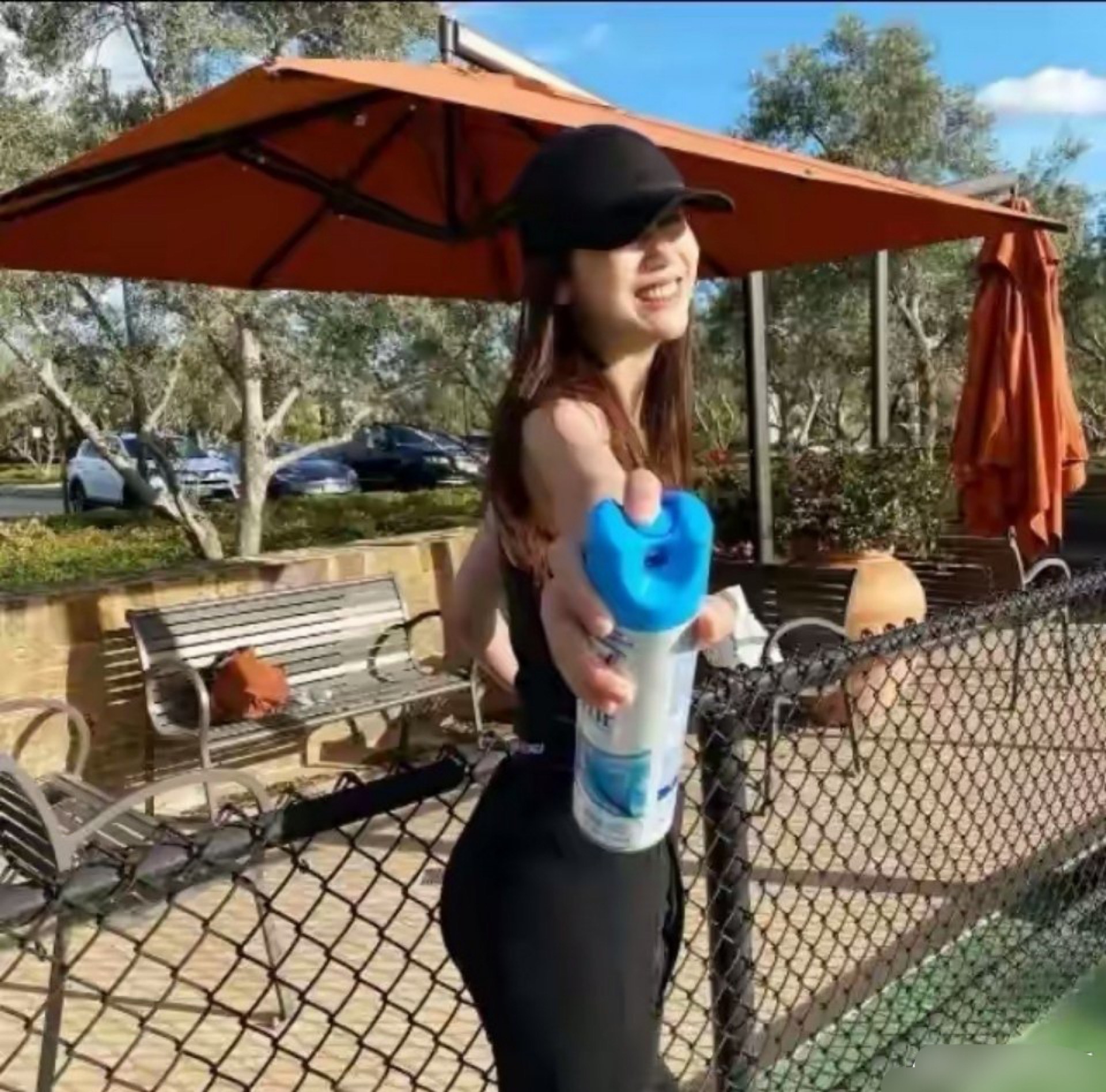 莎拉波娃重返赛场，出色发挥首场状态出色，掘金观众沸腾！引发球迷热议-九游娱乐